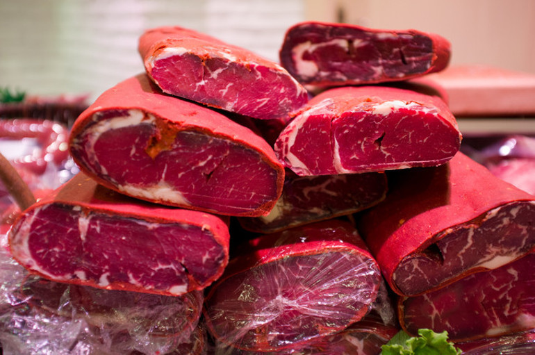 Daha ağır gelsin diye dilimlerin arasına çemen karıştırılıyor İşte pastırmadaki hileler...