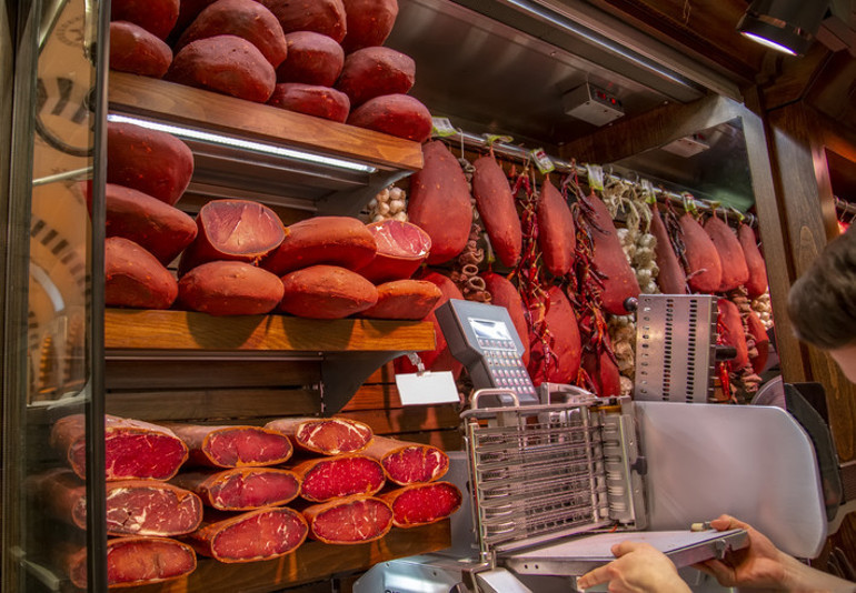 Daha ağır gelsin diye dilimlerin arasına çemen karıştırılıyor İşte pastırmadaki hileler...