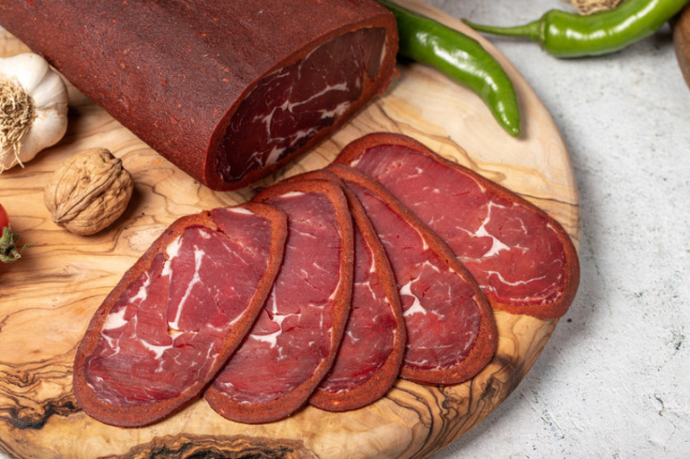 Daha ağır gelsin diye dilimlerin arasına çemen karıştırılıyor İşte pastırmadaki hileler...