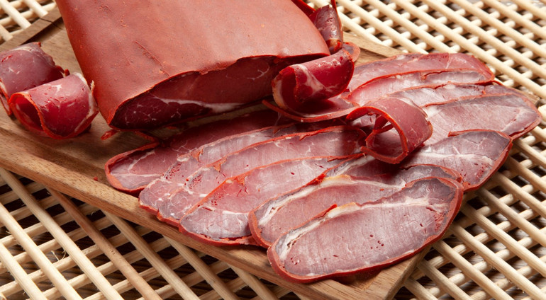 Daha ağır gelsin diye dilimlerin arasına çemen karıştırılıyor İşte pastırmadaki hileler...