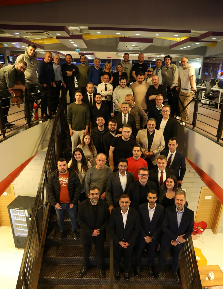 Digiturk CEO’su Yousef Al-Obaidly çalışanları tek tek tebrik etti