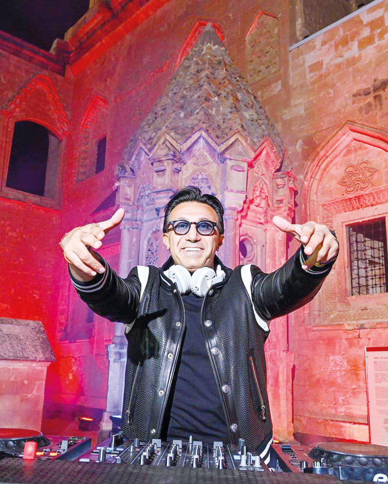 Orası babanızın sarayı değil, Mr. Dossi Bakanlık soruşturma başlattı