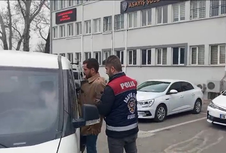 Kiminden telefonunu kiminden kredi kartını aldı Önüne geleni benzer sözlerle dolandırdı... 65 kaydı olan tokatçı yakalandı