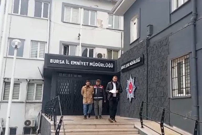 Kiminden telefonunu kiminden kredi kartını aldı Önüne geleni benzer sözlerle dolandırdı... 65 kaydı olan tokatçı yakalandı