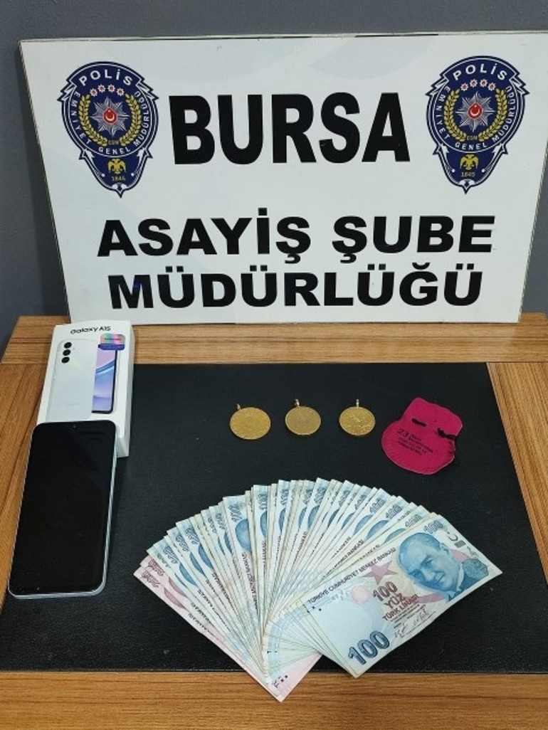 Kiminden telefonunu kiminden kredi kartını aldı Önüne geleni benzer sözlerle dolandırdı... 65 kaydı olan tokatçı yakalandı