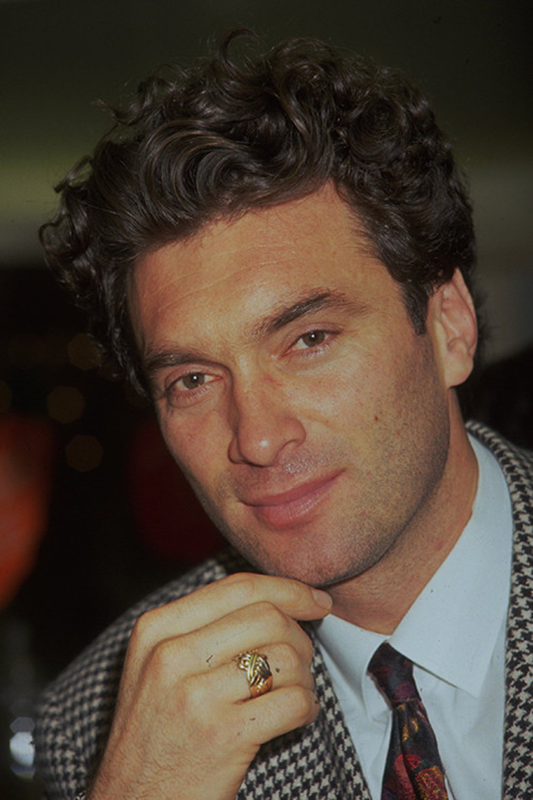 Spor akademisine gitmek isterken kendini Yeşilçamda buldu... Şöhret canımı yaktı dedi ve deniz kenarında bir köye yerleşti