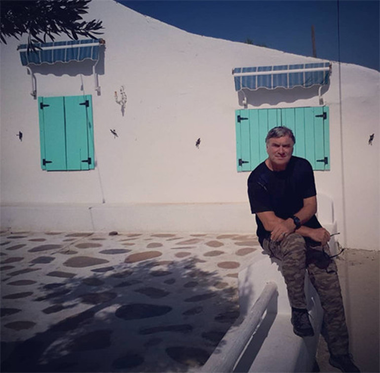 Spor akademisine gitmek isterken kendini Yeşilçamda buldu... Şöhret canımı yaktı dedi ve deniz kenarında bir köye yerleşti