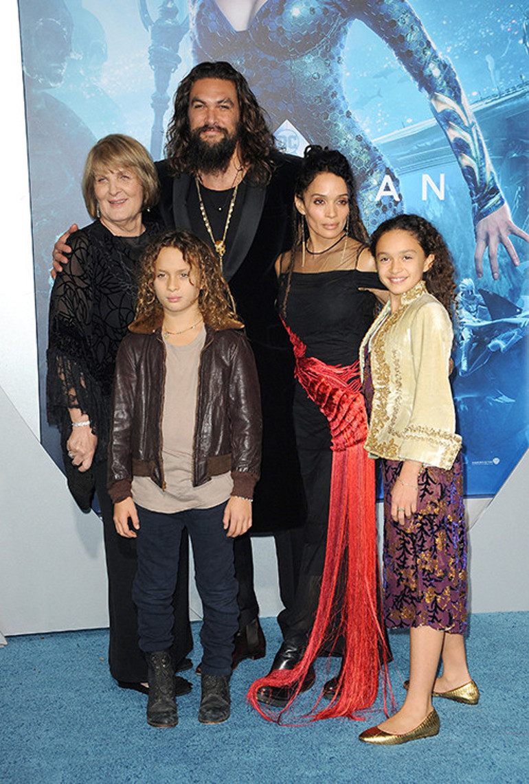 Beni büyütürken üç işte birden çalışırdı... Güler yüzü dev ne hayırlı evlat çıktı... Hayatının kadını annesiymiş