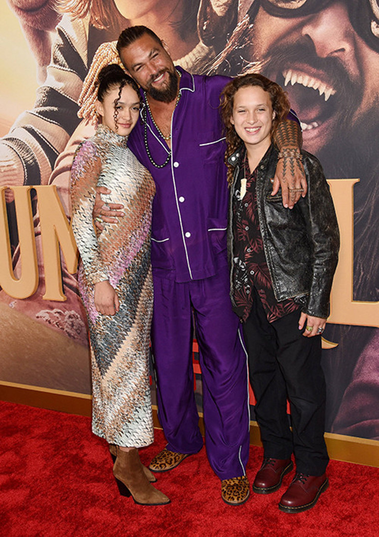 Beni büyütürken üç işte birden çalışırdı... Güler yüzü dev ne hayırlı evlat çıktı... Hayatının kadını annesiymiş