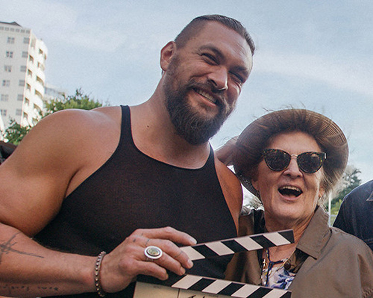 Beni büyütürken üç işte birden çalışırdı... Güler yüzü dev ne hayırlı evlat çıktı... Hayatının kadını annesiymiş