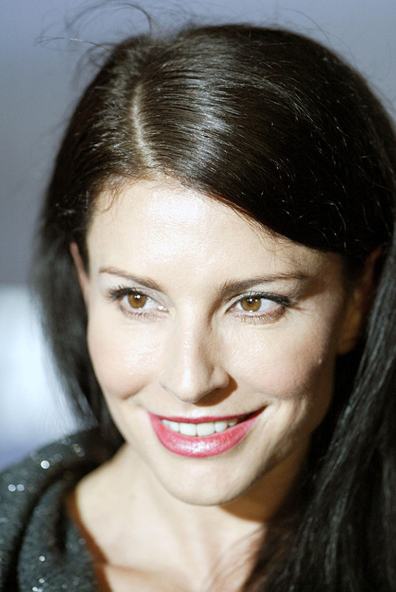 Beni büyütürken üç işte birden çalışırdı... Güler yüzü dev ne hayırlı evlat çıktı... Hayatının kadını annesiymiş