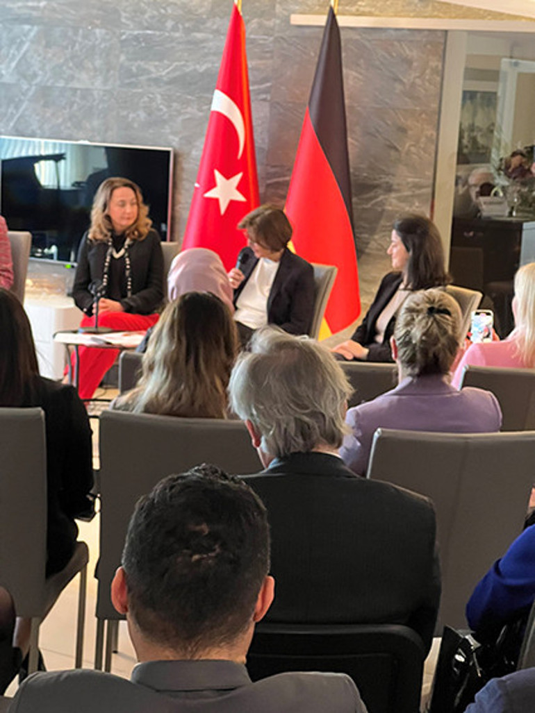 Köln’de 8 Mart Kadınlar Günü oturumu