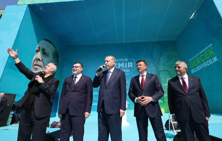 Cumhurbaşkanı Erdoğan: Eline mikrofonu önce alan Özgür efendiden rol çalıyor