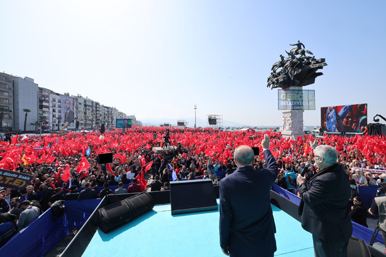 Cumhurbaşkanı Erdoğan: Eline mikrofonu önce alan Özgür efendiden rol çalıyor