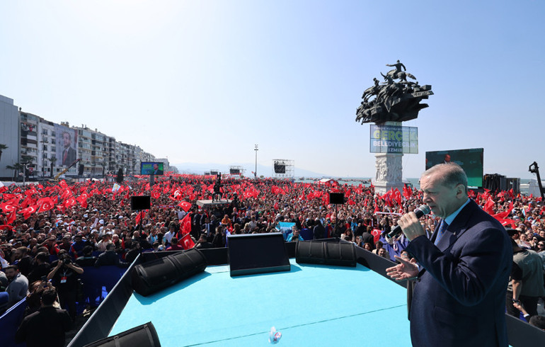 Cumhurbaşkanı Erdoğan: Eline mikrofonu önce alan Özgür efendiden rol çalıyor