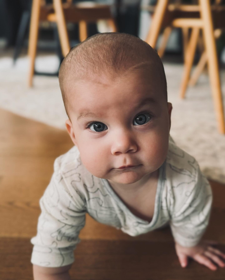 Aslı Enver kızının yüzünü gösterdi İşte Elay bebek...