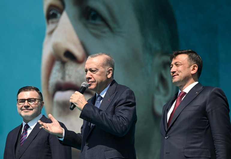 Cumhurbaşkanı Erdoğan: Eline mikrofonu önce alan Özgür efendiden rol çalıyor