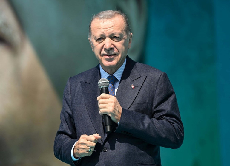 Cumhurbaşkanı Erdoğan: Eline mikrofonu önce alan Özgür efendiden rol çalıyor