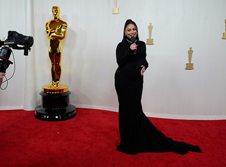 Tam ödülünü almaya sahneye çıkıyordu ki.... Yetişin, fermuarım patladı