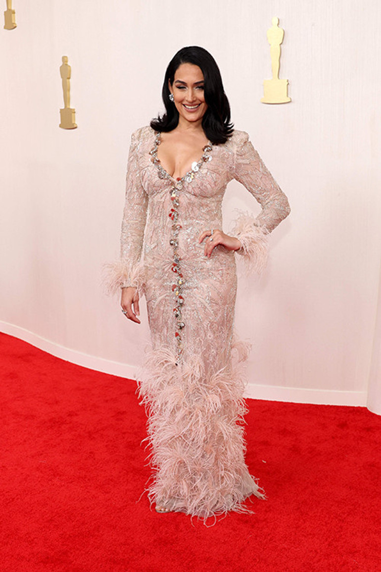 Tam ödülünü almaya sahneye çıkıyordu ki.... Yetişin, fermuarım patladı