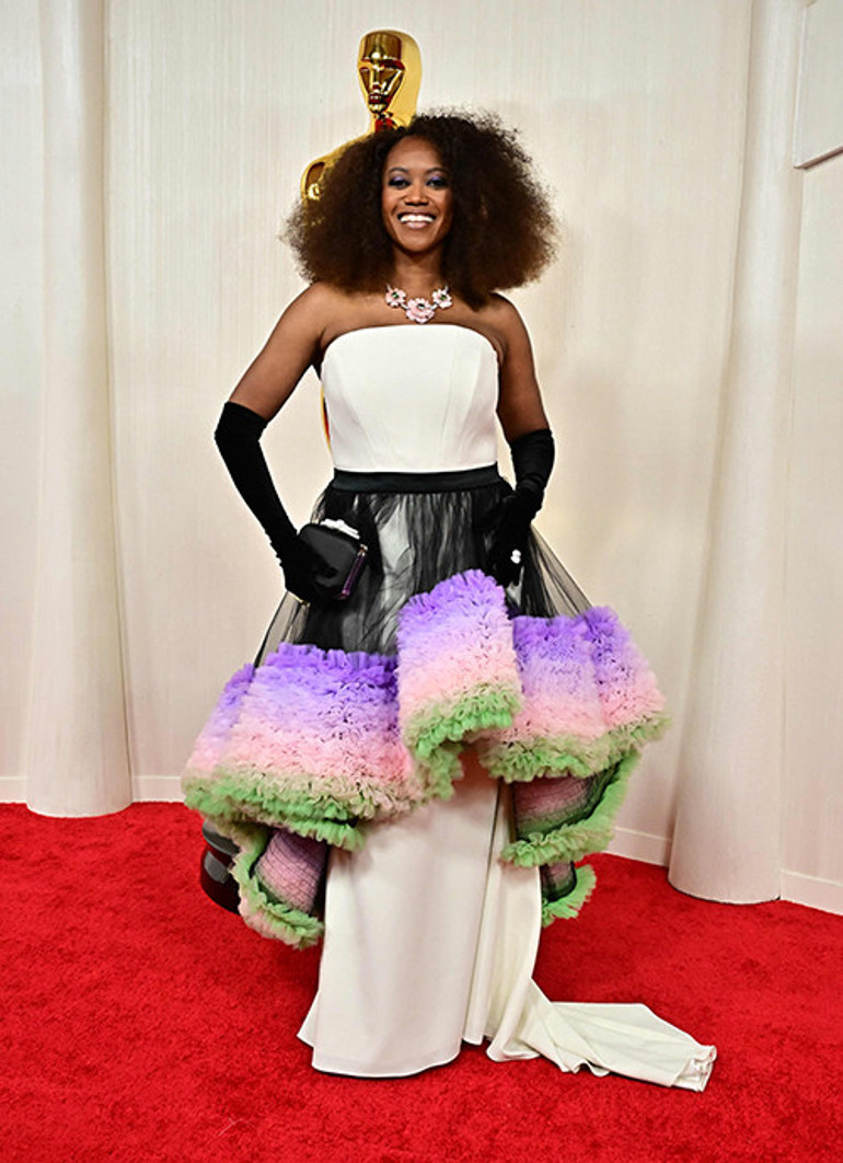 Tam ödülünü almaya sahneye çıkıyordu ki.... Yetişin, fermuarım patladı