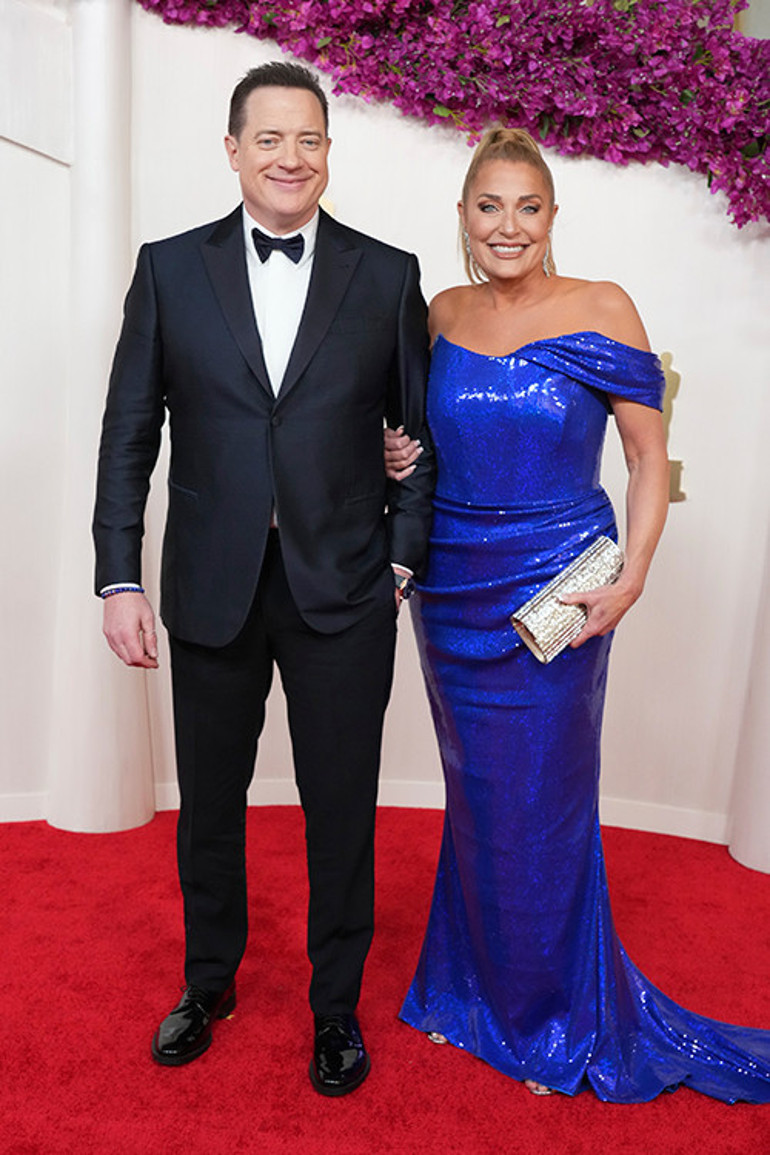 Tam ödülünü almaya sahneye çıkıyordu ki.... Yetişin, fermuarım patladı