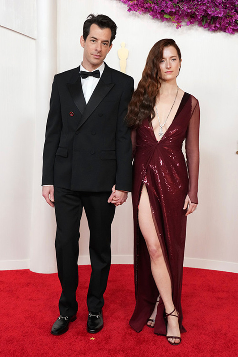 Tam ödülünü almaya sahneye çıkıyordu ki.... Yetişin, fermuarım patladı