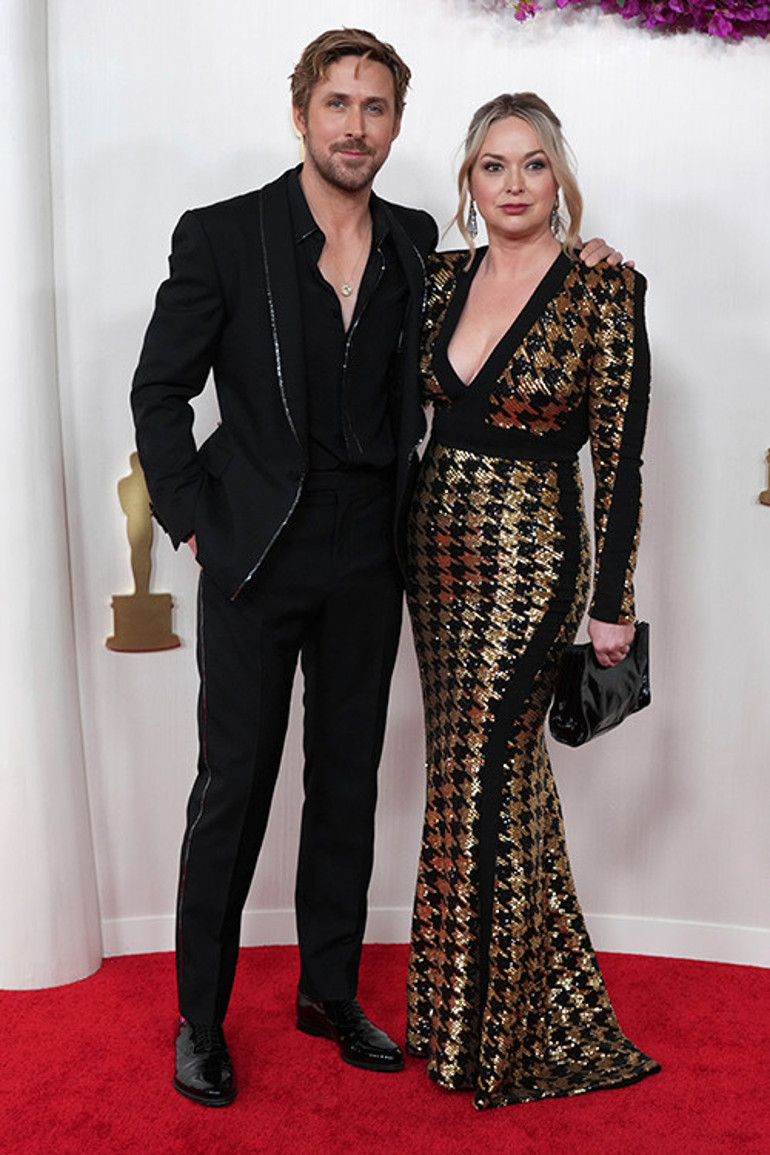 Tam ödülünü almaya sahneye çıkıyordu ki.... Yetişin, fermuarım patladı