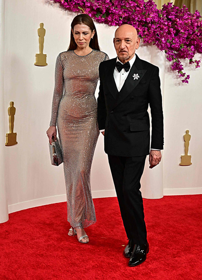 Tam ödülünü almaya sahneye çıkıyordu ki.... Yetişin, fermuarım patladı