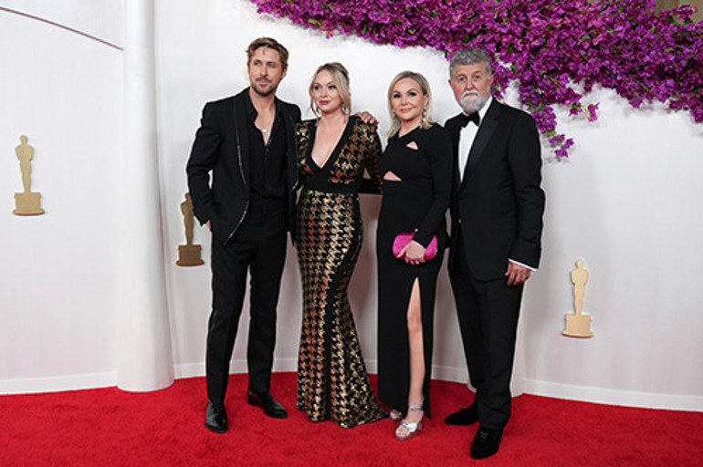 Tam ödülünü almaya sahneye çıkıyordu ki.... Yetişin, fermuarım patladı