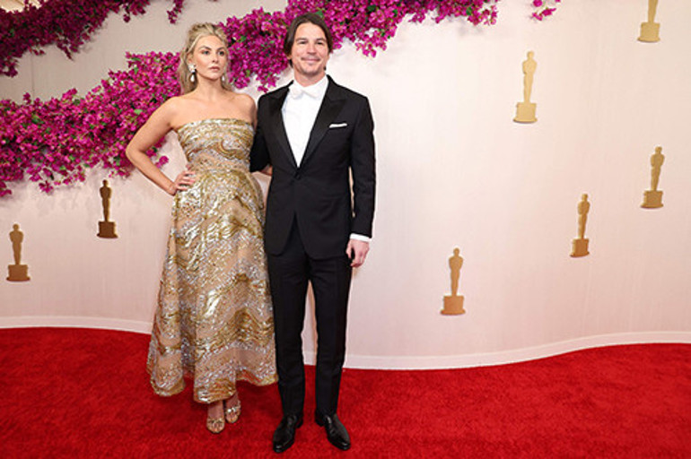 Tam ödülünü almaya sahneye çıkıyordu ki.... Yetişin, fermuarım patladı