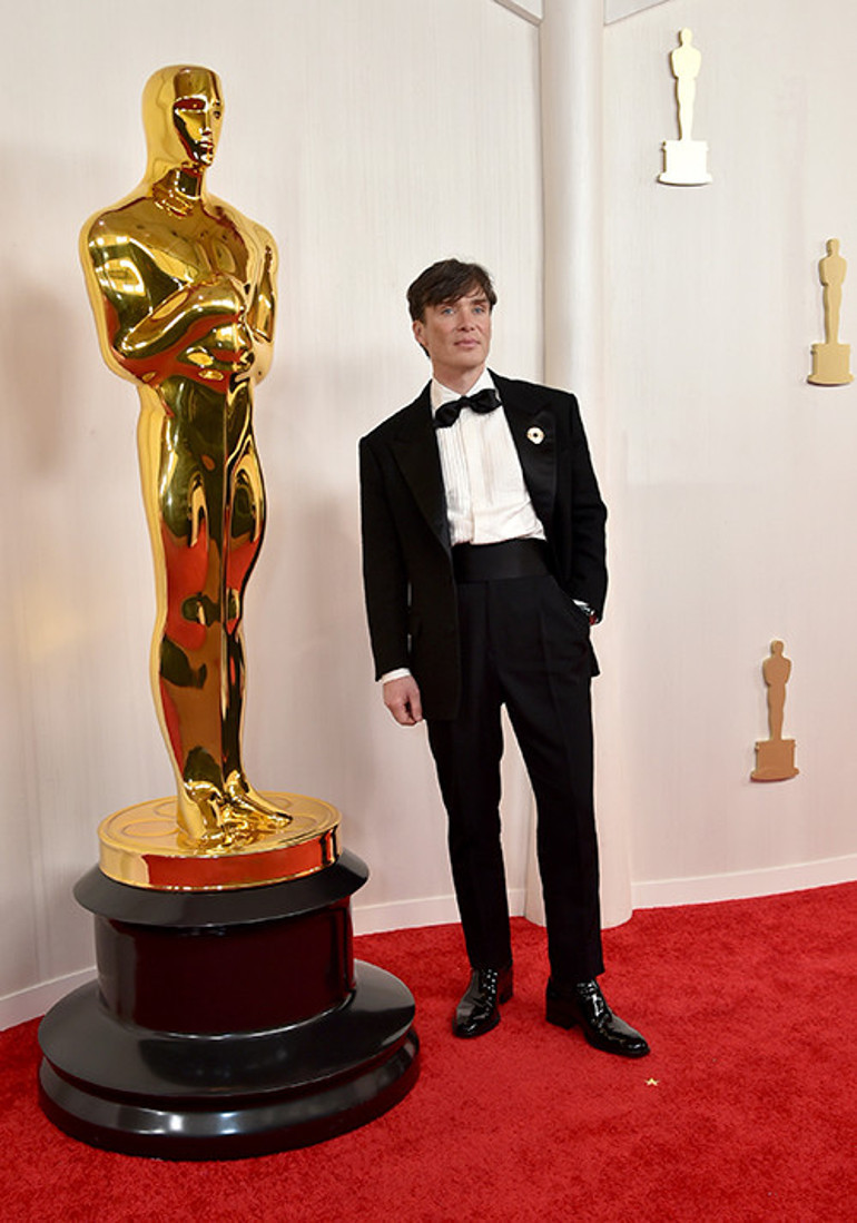 Tam ödülünü almaya sahneye çıkıyordu ki.... Yetişin, fermuarım patladı