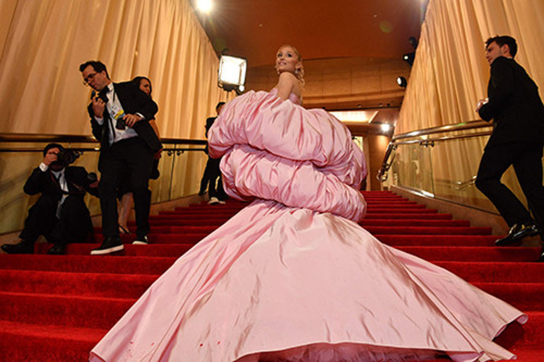 Tam ödülünü almaya sahneye çıkıyordu ki.... Yetişin, fermuarım patladı