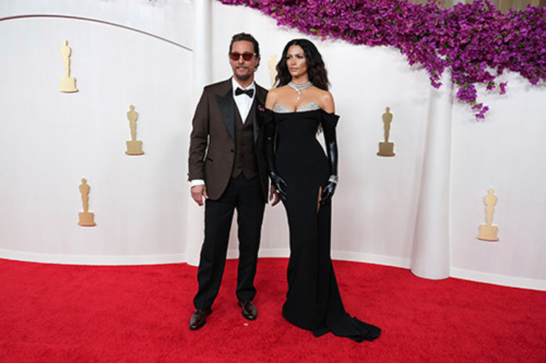 Tam ödülünü almaya sahneye çıkıyordu ki.... Yetişin, fermuarım patladı