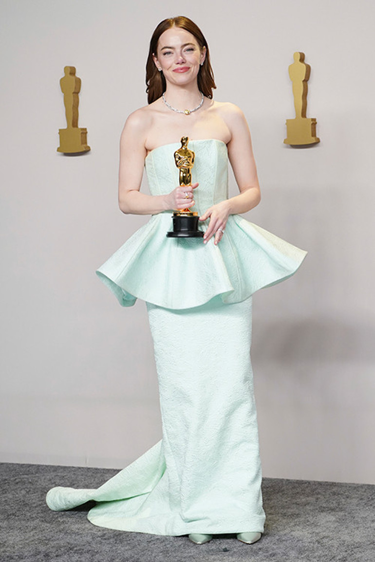 Tam ödülünü almaya sahneye çıkıyordu ki.... Yetişin, fermuarım patladı