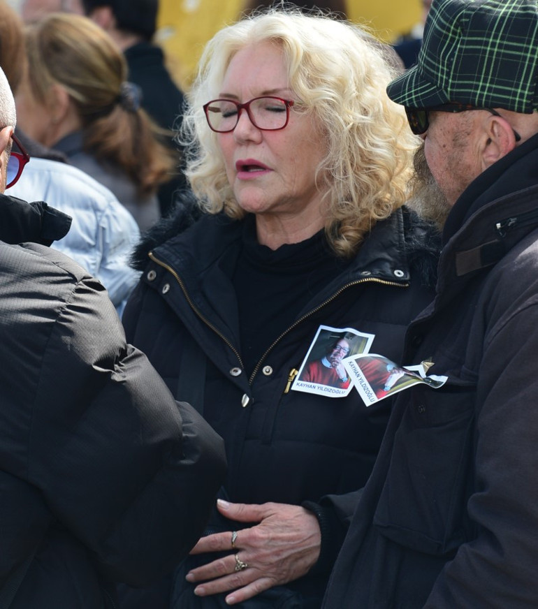 Kayhan Yıldızoğlunun eski eşi Suna Yıldızoğlu gözyaşlarını tutamadı...Cenazede gerginlik