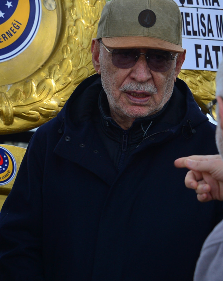 Kayhan Yıldızoğlunun eski eşi Suna Yıldızoğlu gözyaşlarını tutamadı...Cenazede gerginlik