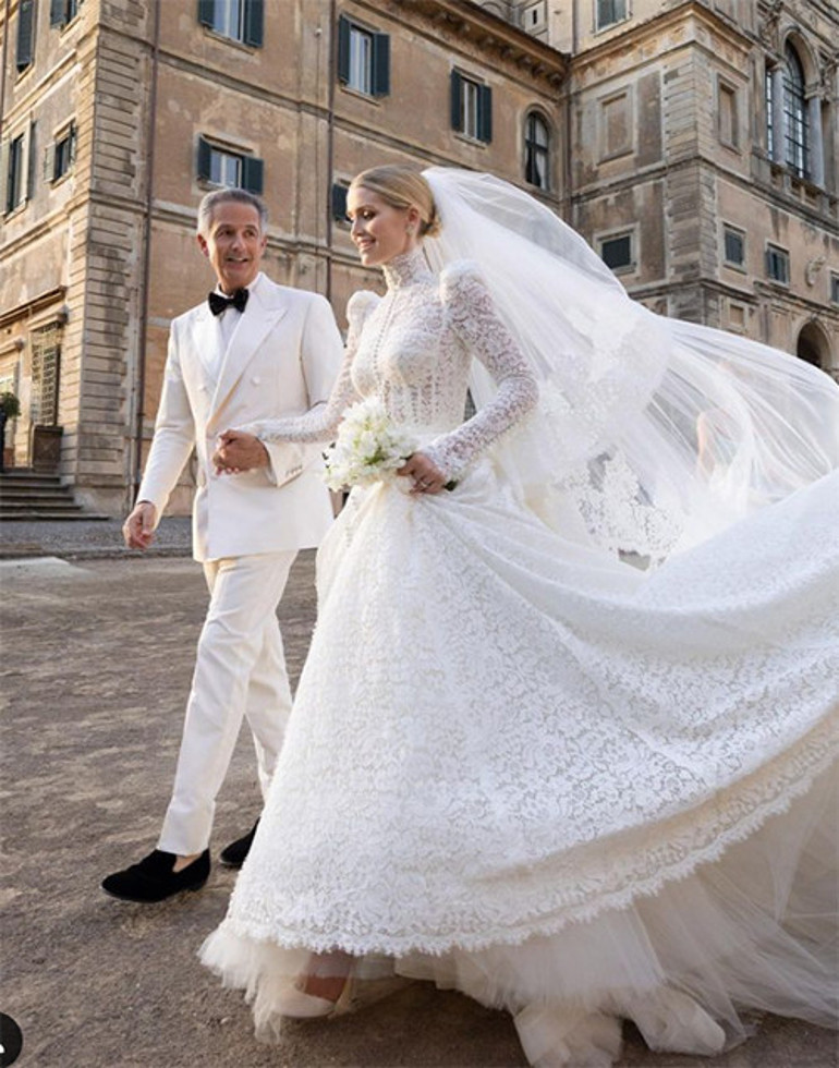 Babasından büyük zengin iş adamıyla evlenmişti... Uzun süredir ortada yoktu... Meğer bir de doğum yapmış