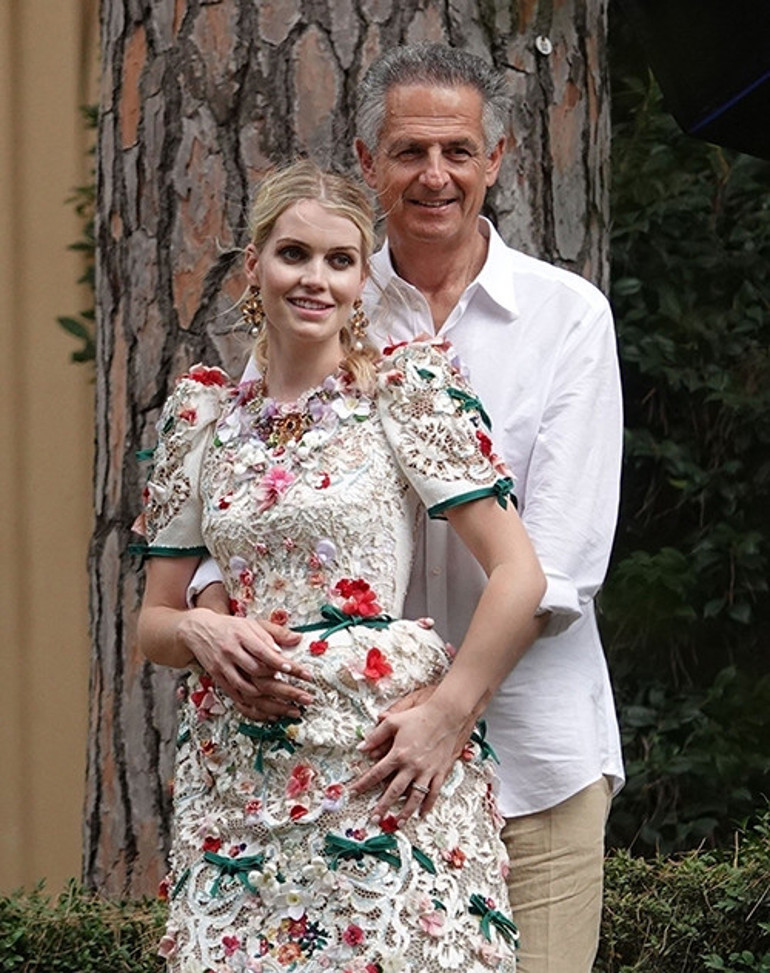 Babasından büyük zengin iş adamıyla evlenmişti... Uzun süredir ortada yoktu... Meğer bir de doğum yapmış