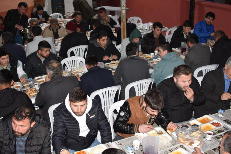 Bir adımda il değiştirip 1 dakika arayla oruç açıyorlardı, iki mahalleden ortak iftar kararı