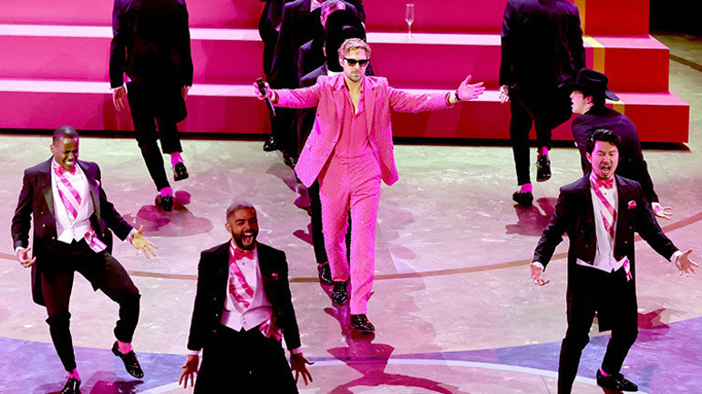 Sahnede şarkı söyleyen sevgilisine seslendi: Eve gel çocukları yatırmamız lazım