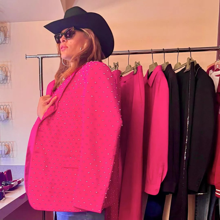 Sahnede şarkı söyleyen sevgilisine seslendi: Eve gel çocukları yatırmamız lazım