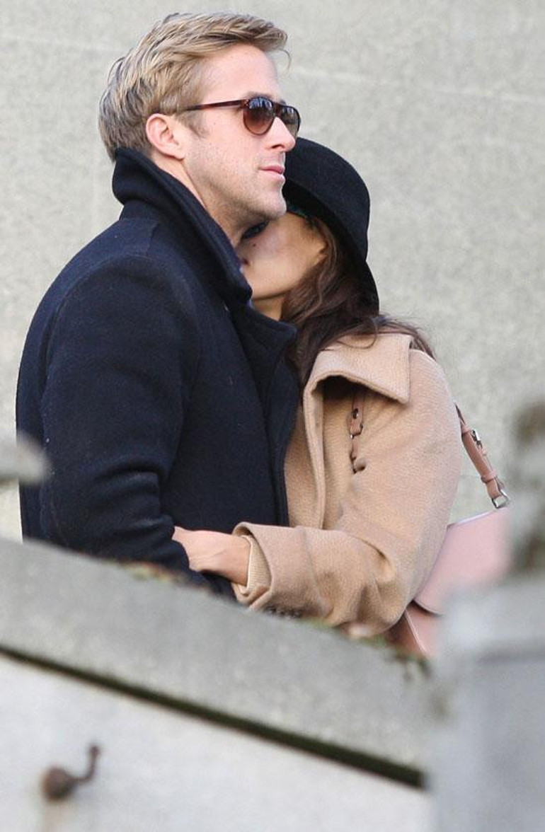 Sahnede şarkı söyleyen sevgilisine seslendi: Eve gel çocukları yatırmamız lazım