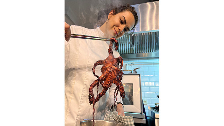 Yemekleri boyundan büyük