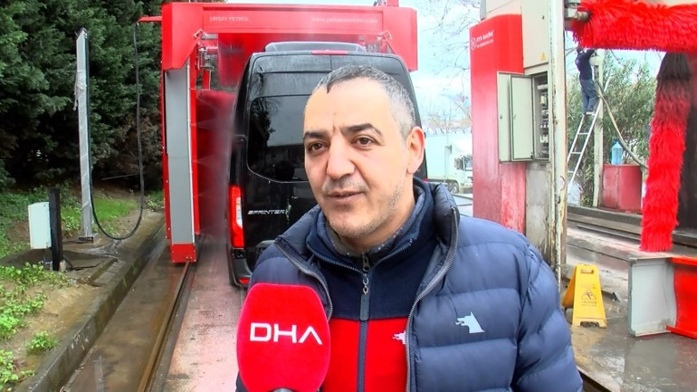 İstanbulda oto yıkamacılarda yoğunluk... Kuzey Afrikadan gelen toz araçları çamur içinde bıraktı