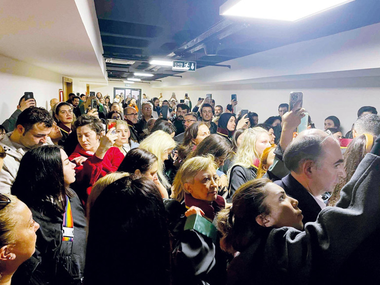 Kediler yalnız değildir