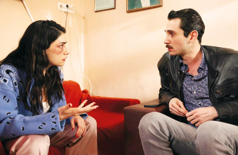 İnci Tanelerinde merak uyandıran ziyaretçi...  Azem kızını buldu mu