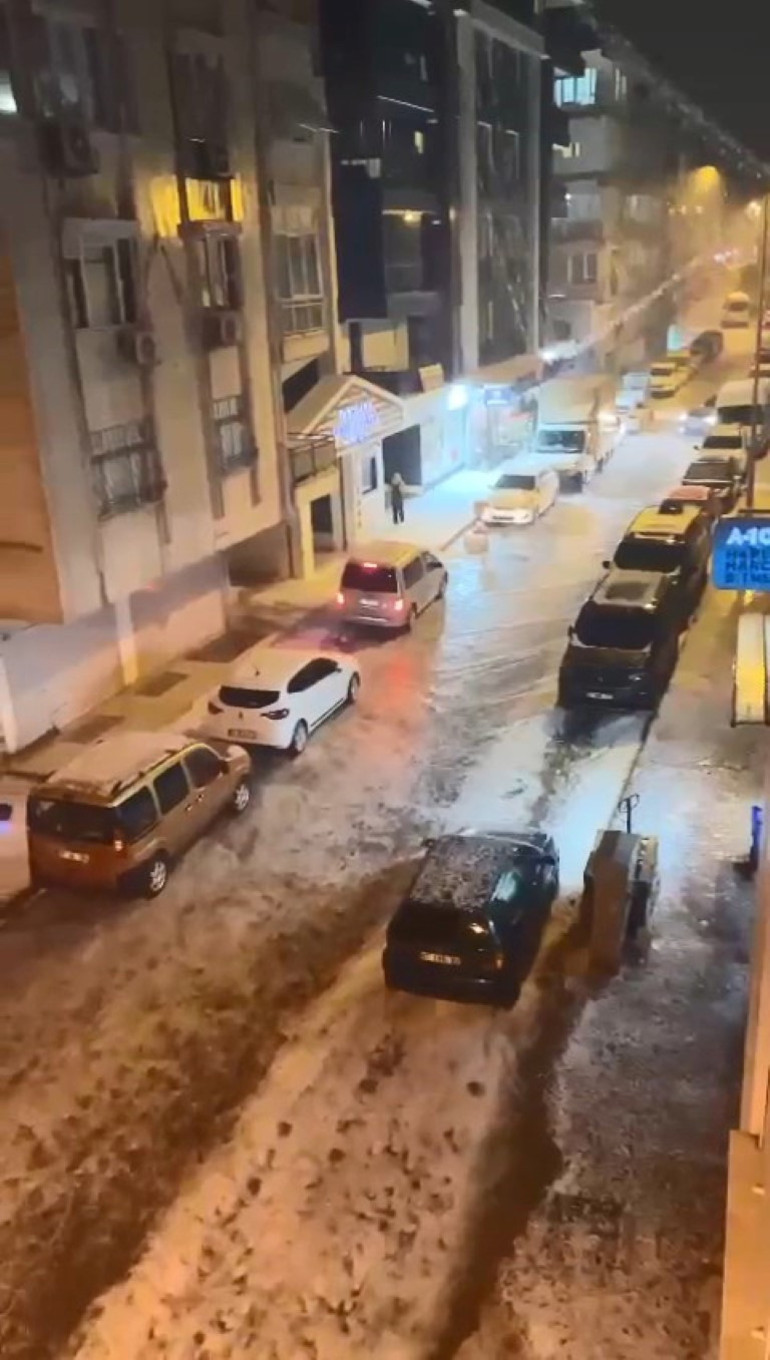 Antalyada dolu yağışı tarım alanlarına zarar verdi