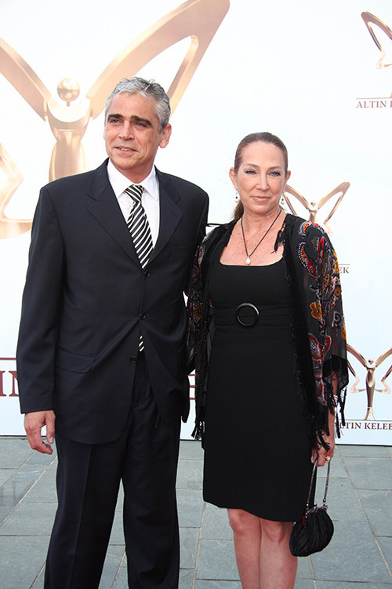 Ölüm bile onları ayıramadı: Hasretin bıçak olup kesiyor yüreğimi... Ağlıyorum