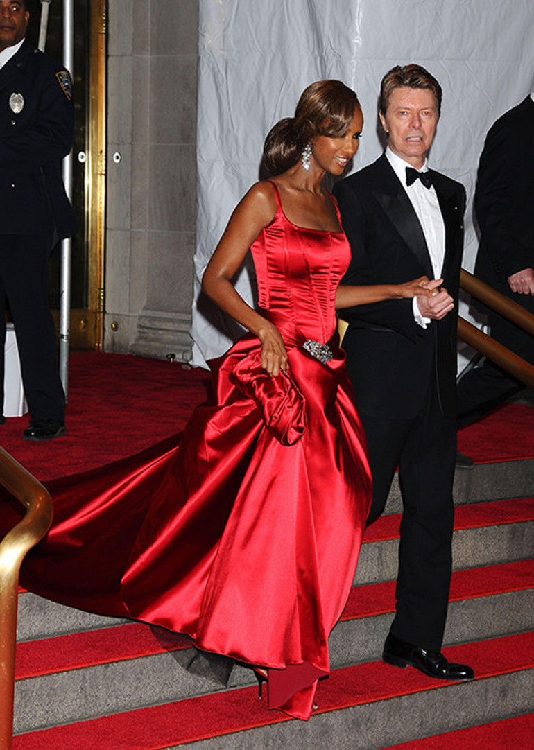 Ölüm bile onları ayıramadı: Hasretin bıçak olup kesiyor yüreğimi... Ağlıyorum